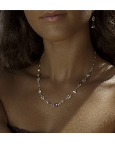 Collar dorado con piedras de color