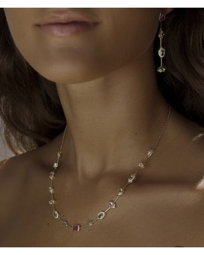 Collar dorado con piedras de color